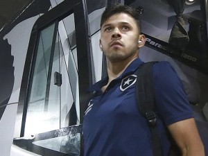 Jogador do Botafogo afastado após festinha questiona decisão “apressada”