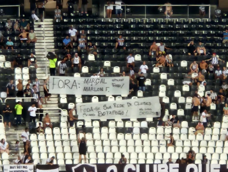 Ainda ressentidos por título perdido, torcedores protestam em estreia do Botafogo no ano