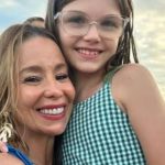 Alice Camargo reprisa papel como filha de Danielle Winits e Antônio Fragoso em Os Farofeiros 3