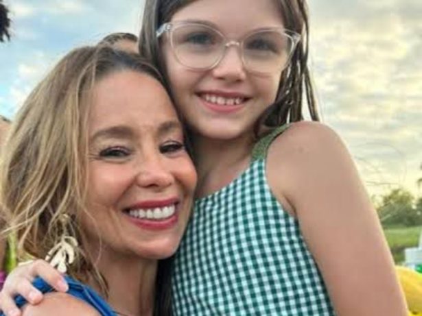 Alice Camargo reprisa papel como filha de Danielle Winits e Antônio Fragoso em Os Farofeiros 3
