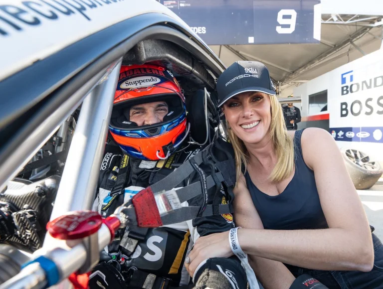 Ana Hickmann acompanha Edu Guedes pela primeira vez em treino de corrida de carros
