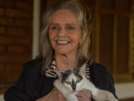 Angela Ro Ro segue internada e passa por hemodiálise; cantora enfrenta dificuldades financeiras