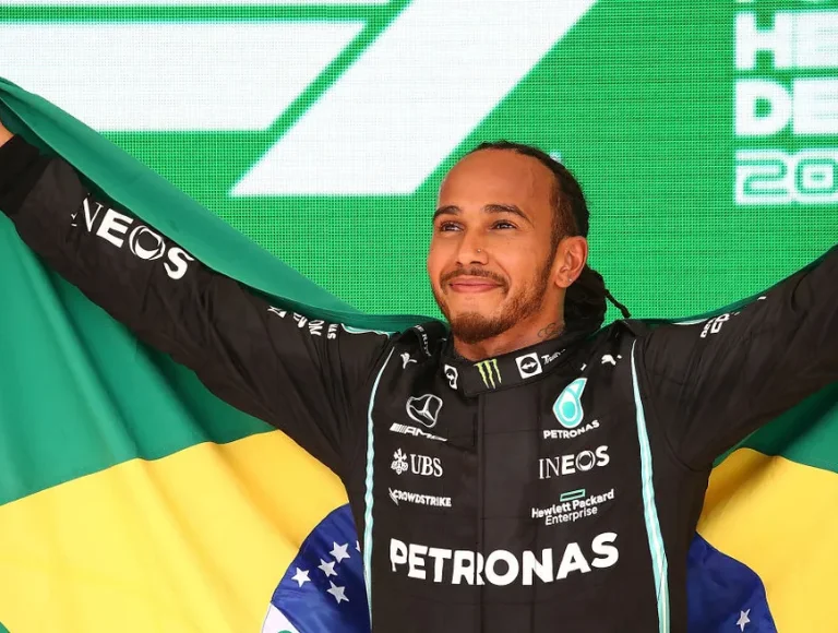 Após curtir Réveillon em Trancoso, Lewis Hamilton vai ao Rio de Janeiro