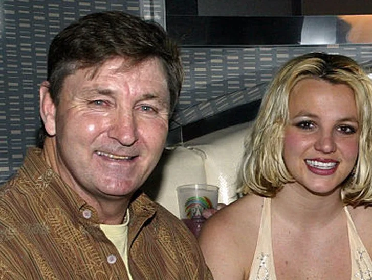 Após infecção grave, pai de Britney Spears aparece com perna amputada