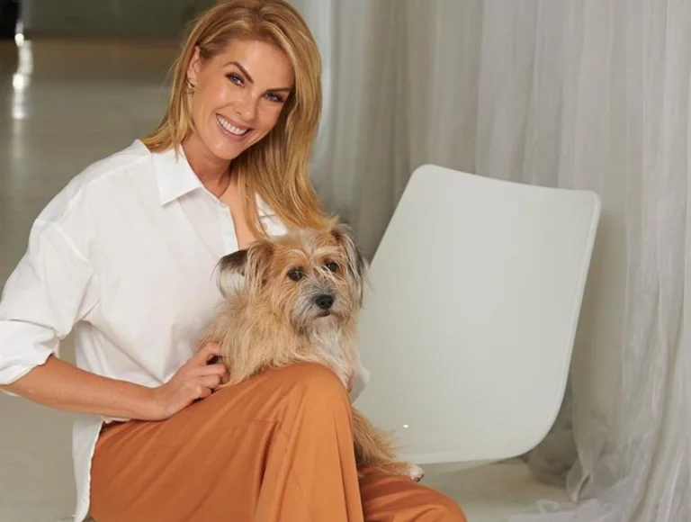 Após revelar que cachorro a defendeu, Ana Hickmann faz declaração aos 15 pets