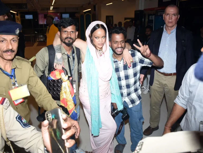 Após show exclusivo em casamento de herdeiro indiano bilionário, Rihanna posa com fotógrafos