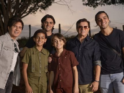 Série “José e Durval”, sobre Chitãozinho e Xororó, estreia bombando na Globo