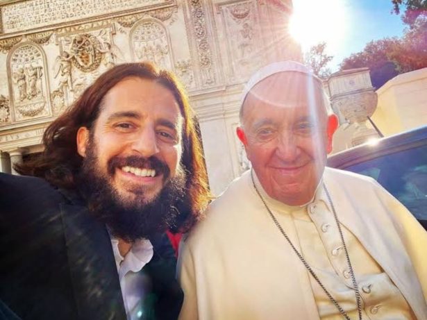 Jesus de “The Chosen” relembra encontros com Papa: “Profundamente grato”