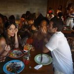 Humberto Carrão dá beijão em colega de elenco na festa de despedida de “Vale Tudo”