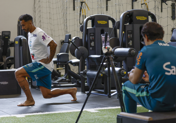 Danilo, Paquetá e Casemiro fazem trabalhos na academia no 1º dia de avaliações na Seleção
