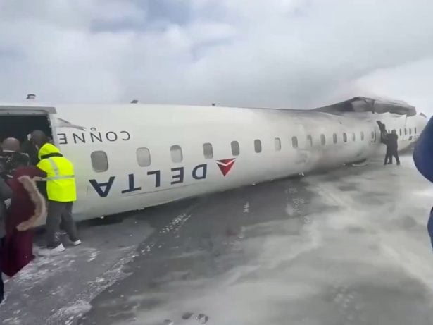 Avião sofre acidente e fica de cabeça para baixo em pista de pouso no Canadá