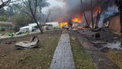 Avião com 62 pessoas cai em Vinhedo, no interior de SP