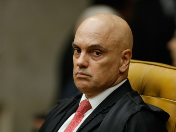 Alexandre de Moraes resiste, mantém bloqueio do X e impõe multas a Elon Musk