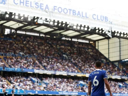 Thiago Silva foi reverenciado pela torcida inglesa em sua saída do Chelsea. Foto: Reprodução