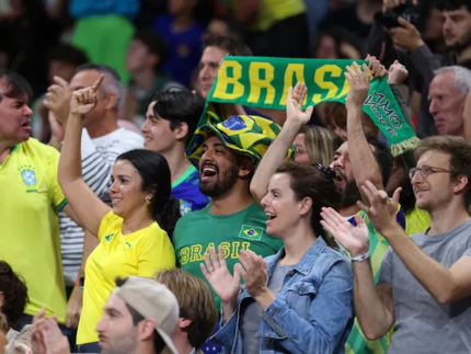 Torcida brasileira esteve presente no ginásio para apoiar a seleção masculina de vôlei (AFP)