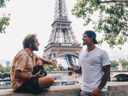 Gabriel Medina encontra fotógrafo que fez seu registro icônico surfando no Taiti