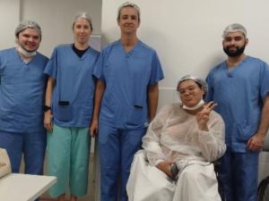 Jovem que sofria de ataques de riso por convulsões é operada em Salvador, na Bahia