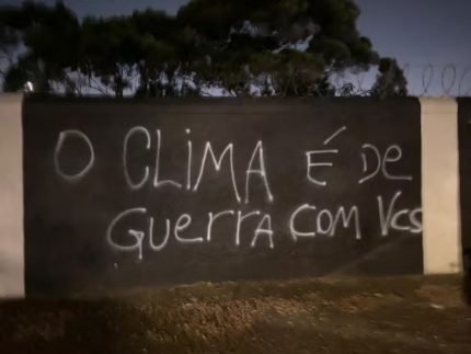 Torcedores do Corinthians picharam o muro do CT Joaquim Grava e estenderam faixas de protesto contra o atual momento do clube (Reprodução)