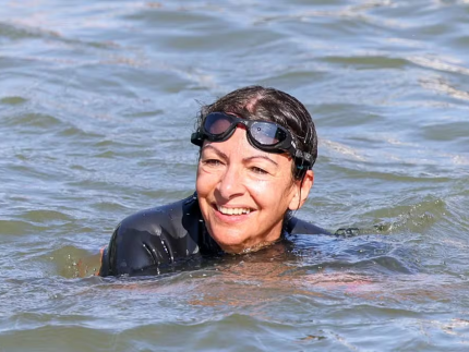 Anne Hidalgo, prefeita de Paris, nadou no Rio Sena (Getty Images)