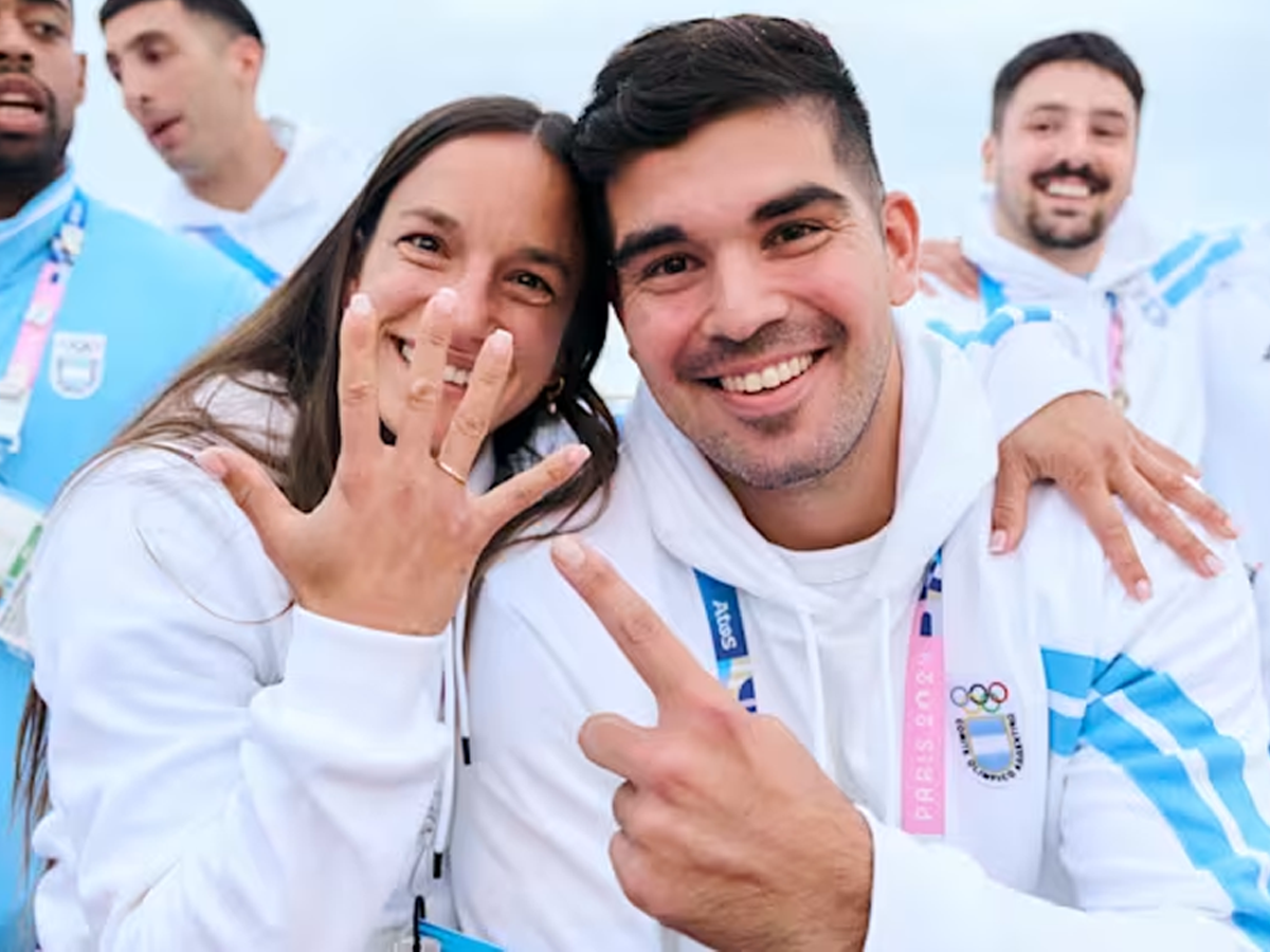 Pablo Simonet, atleta de handebol da Argentina, aproveitou a foto da delegação para pedir Maria Compoy, atleta do hóquei, em casamento (IOC Media/ Rakuto Makino)