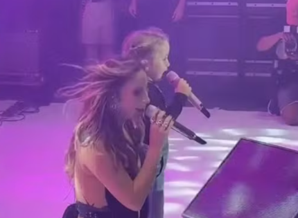 Filha de Claudia Leitte dá show de fofura ao cantar em show com a mãe