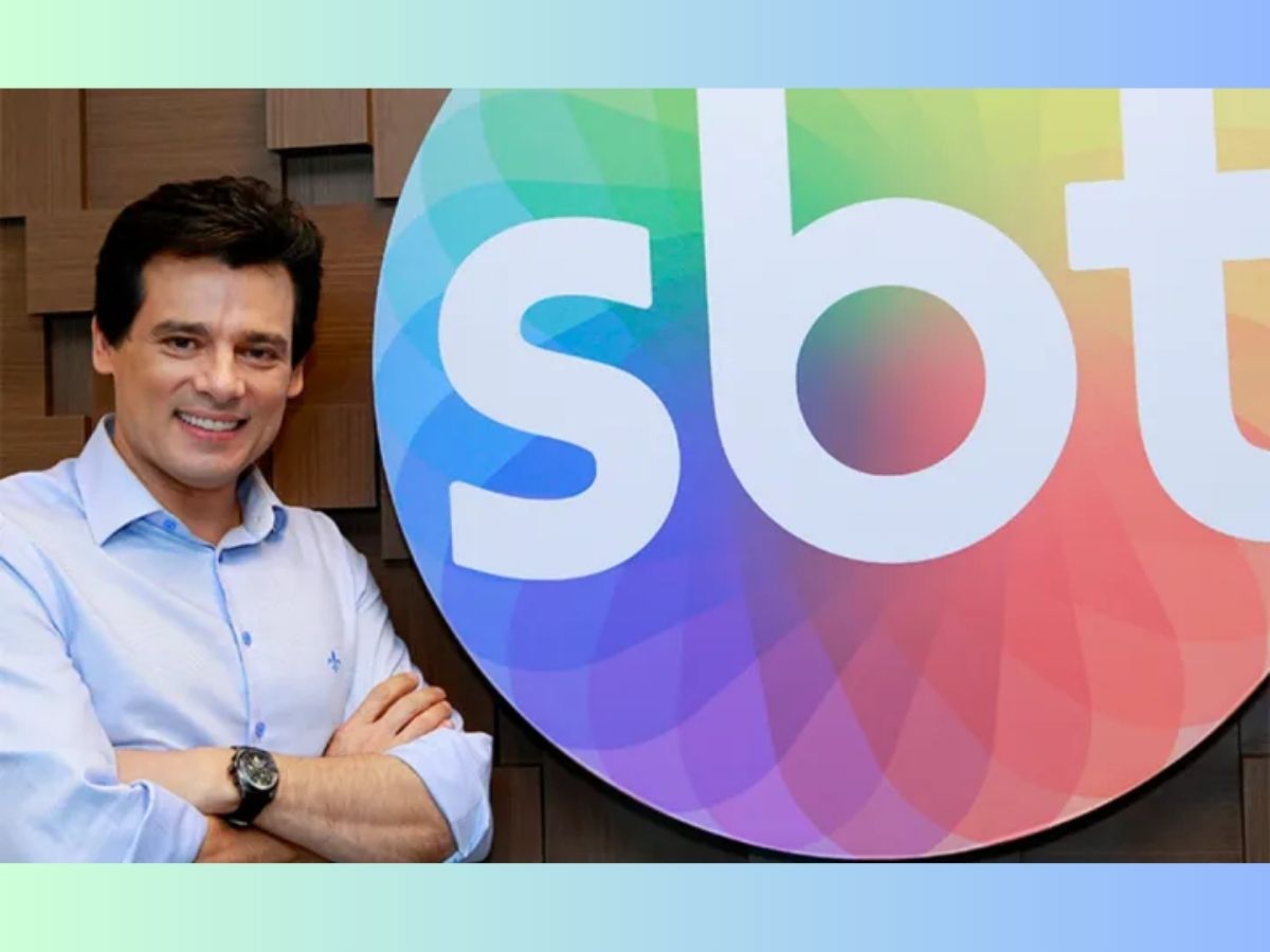 Celso Portiolli ao lado de logo do SBT (Foto: SBT/Divulgação)