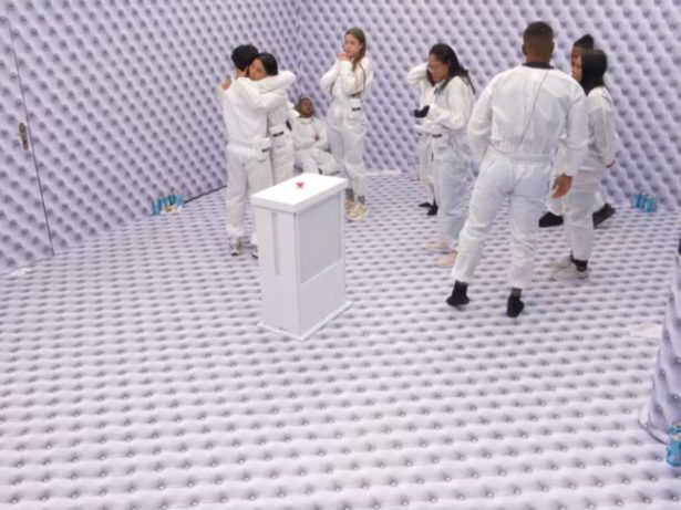 Ricardinho aperta o botão vermelho e se torna o primeiro a desistir do Quarto Branco no “BBB26”
