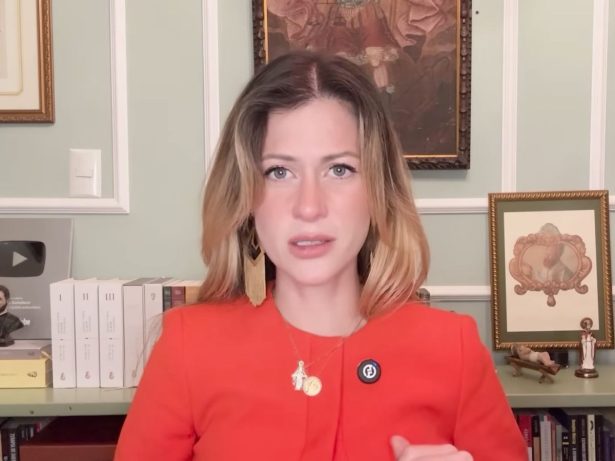 Influenciadora cancelada por fãs do BTS, Pietra Bertolazzi ironiza ataques em novo vídeo