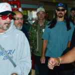 De volta ao Brasil, Backstreet Boys são recebidos por fãs em aeroporto de São Paulo