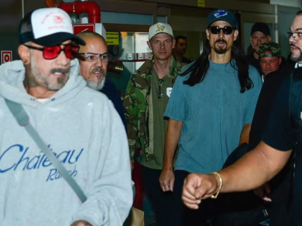 De volta ao Brasil, Backstreet Boys são recebidos por fãs em aeroporto de São Paulo