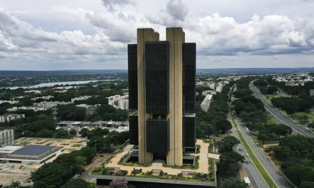 Banco Central divulga projeção de juros mais baixos e queda na inflação para o ano