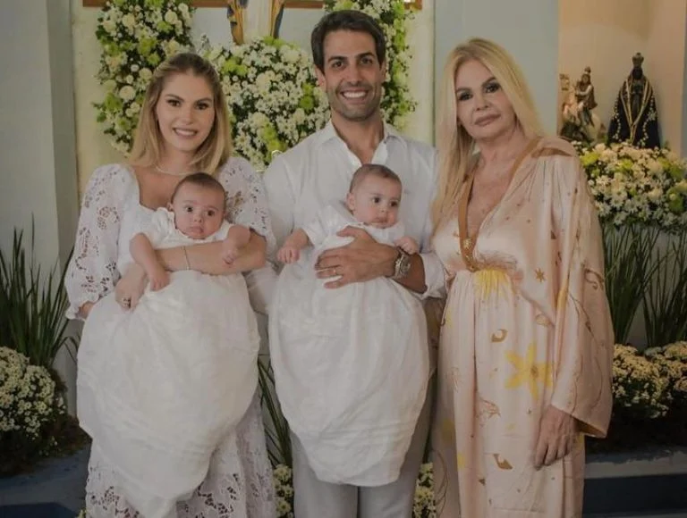 Bárbara Evans com o marido, filhos gêmeos e a mãe