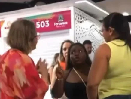 Barraco! Jojo Todynho discute com mulher em feira de Fortaleza