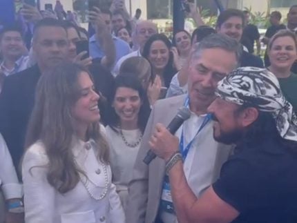 Presidente do STF e Bell Marques cantam juntos em fórum de desenvolvimento em SP