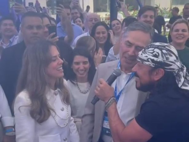 Presidente do STF e Bell Marques cantam juntos em fórum de desenvolvimento em SP