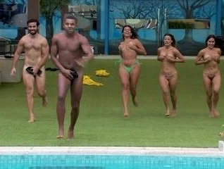 Promessa cumprida: brothers pulam na piscina pelados e comemoram permanência no BBB 24