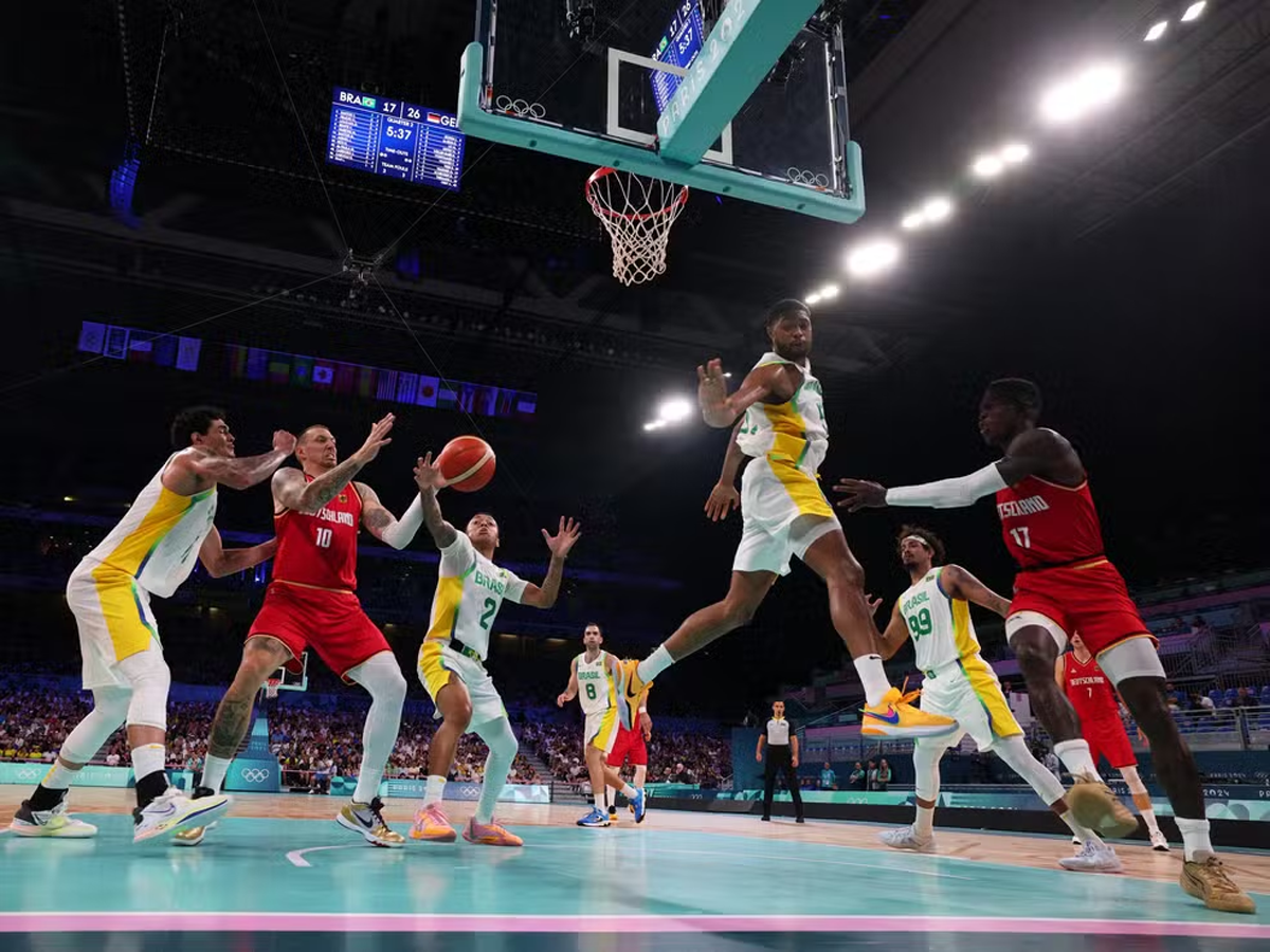 Brasil perde para a Alemanha no basquete, mas ainda briga por classificação (REUTERS)