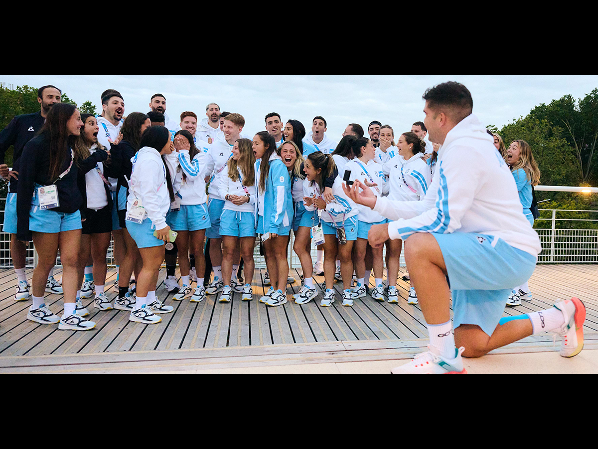 Pablo Simonet, atleta de handebol da Argentina, aproveitou a foto da delegação para pedir Maria Compoy, atleta do hóquei, em casamento (Reprodução)