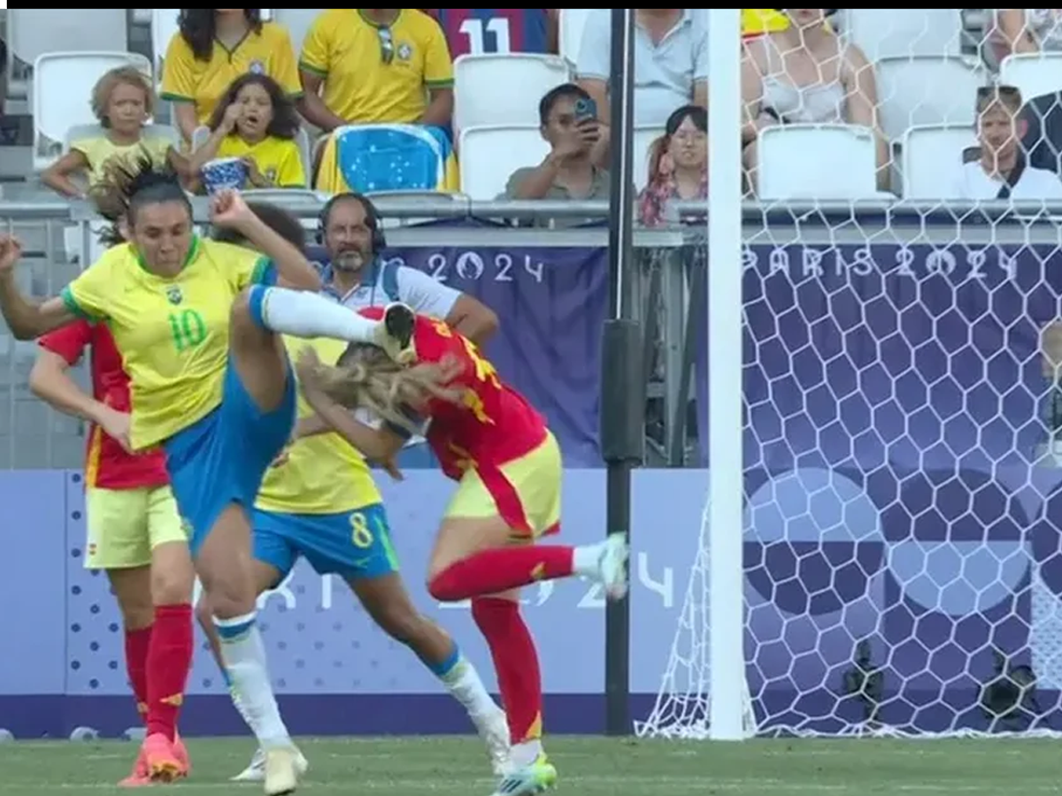 Marta foi expulsa na primeira fase contra a Espanha e pegou dois jogos de suspensão (Reprodução)