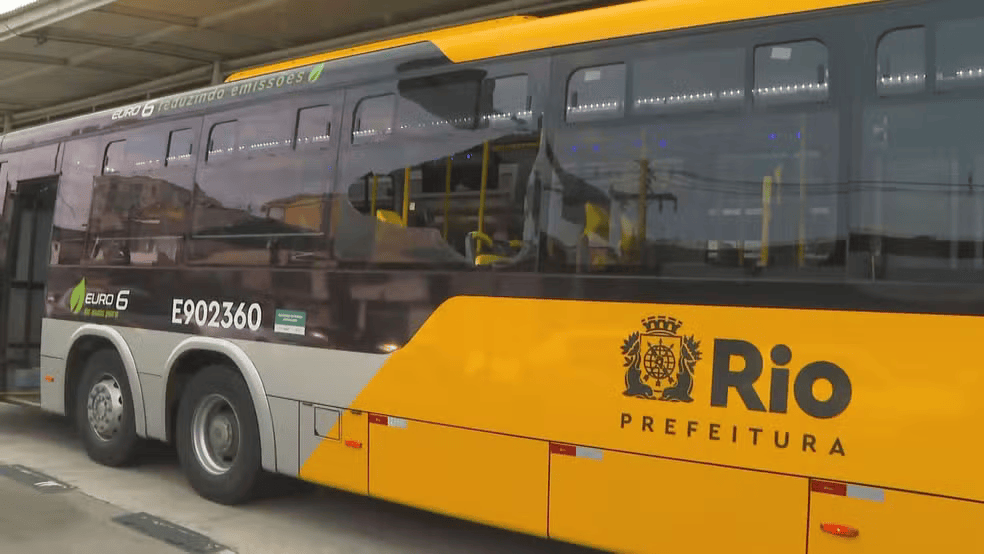 Passageiro foi atingido com bala perdida quando estava em BRT na zona sudoeste do Rio / Foto: TV Globo