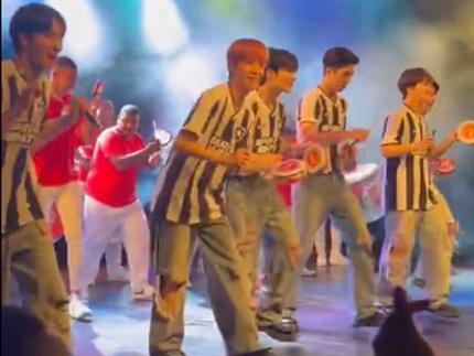 Banda de K-pop sul-coreana, a NTX, se apresentou em Niterói vestindo a camisa do Botafogo (Reprodução)