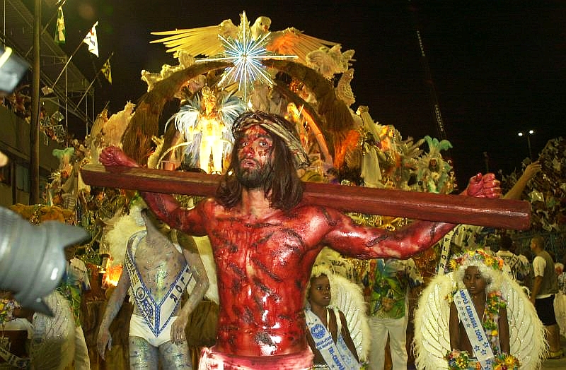 (Com o título de 2005, Beija-flor faturou seu segundo tricampeonato consecutivo / Reprodução: LIESA) (Com o título de 2005, Beija-flor faturou seu segundo tricampeonato consecutivo / Reprodução: LIESA)