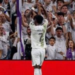 Vini Jr comemora gol com a torcida do Real Madrid