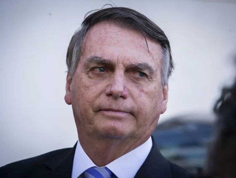 Bolsonaro é internado em São Paulo e pode ter que passar por nova cirurgia