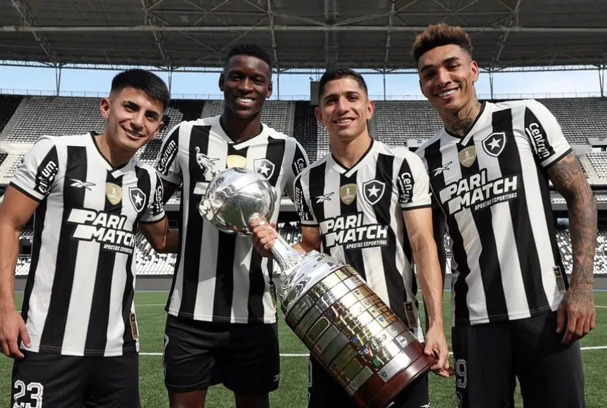 Thiago Almada, Luiz Henrique e Savarino e Igor Jesus conquistaram a Libertadores pelo Botafogo em 2024 / Reprodução
