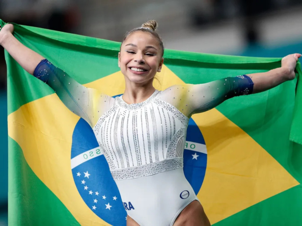 Flávia Saraiva brilha na trave e lidera o Brasil nas finais do Mundial de Ginástica