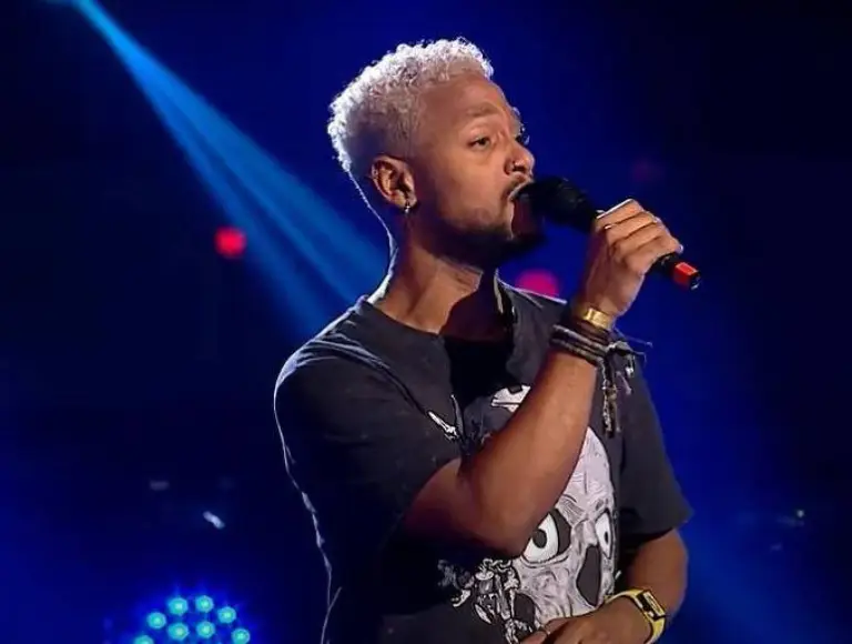 Brasileiro encanta jurados e faz sucesso em The Voice da Romênia
