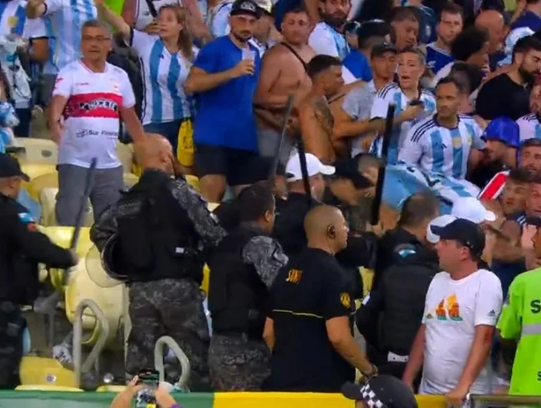 Briga generalizada com torcedores faz jogo entre Brasil e Argentina atrasar. Veja!