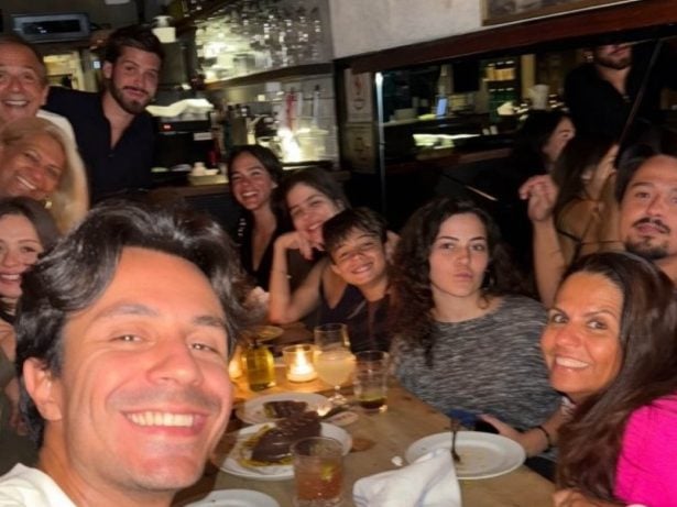 Bruna Marquezine e João Guilherme comemoram aniversário do tio do cantor, Pe Lu