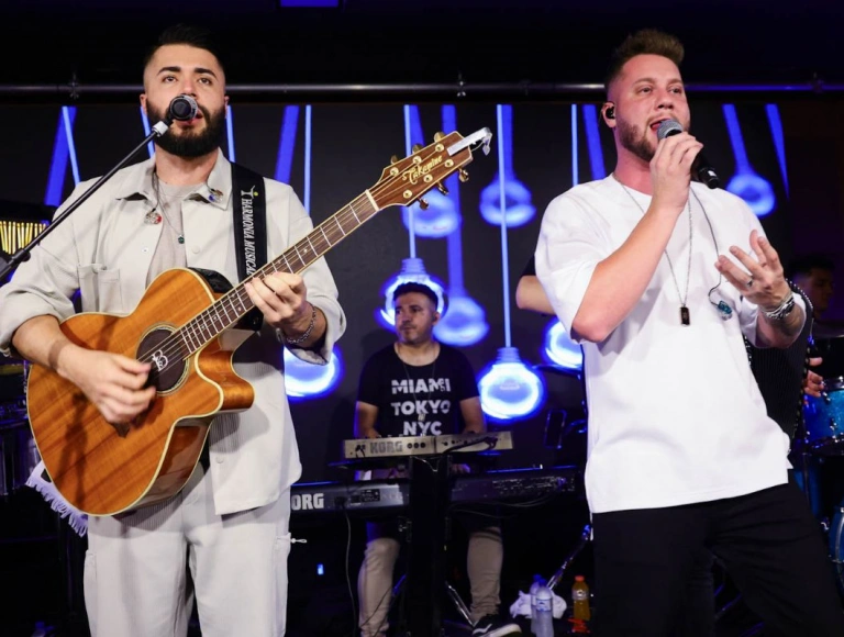 Bruno e Denner falam da carreira e nova música em show de Gusttavo Lima